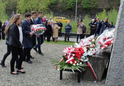Delegacja ZS1 składa kwiaty pod pomnikiem