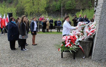Delegacja SP2 składa kwiaty pod pomnikiem