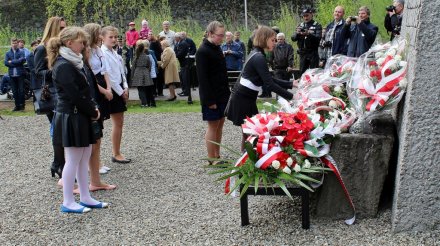 Delegacja ZSP2 składa kwiaty pod pomnikiem