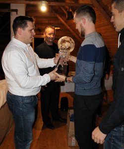 Mateusz Pilch (Lisy FC) odbiera trofeum za mistrzostwo z rąk burmistrza Wisły