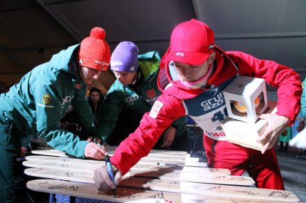 Skoczkowie podpisują narty