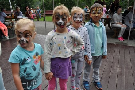 Dzieci z fantazyjnie pomalowanymi twarzami
