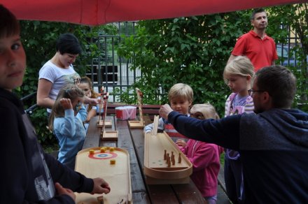 Uczestnicy grają w drewniane gry