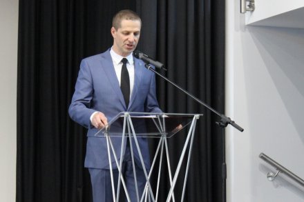 Przewodniczący RM Janusz Podżorski wita gości