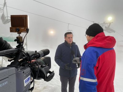 Burmistrz Tomasz Bujok w rozmowie z dziennikarzami