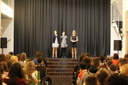 Występ rozpoczynający Teatralia w wykonaniu uczennic ze Szkoły Podstawowej nr 1 w Wiśle Centrum