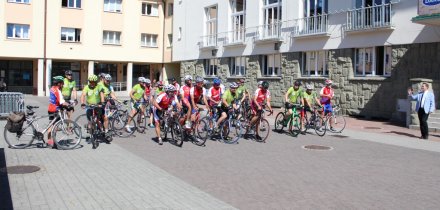 Burmistrz startuje cyklistów na placu Hoffa
