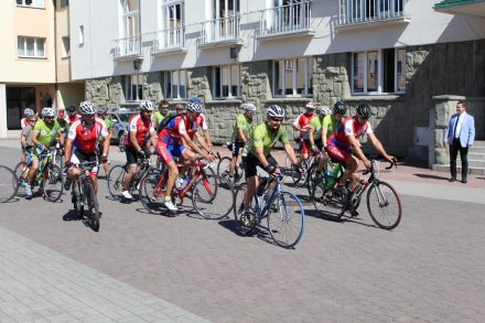 Wyjazd grupy rowerzystów do Zwolenia z Placu Hoffa