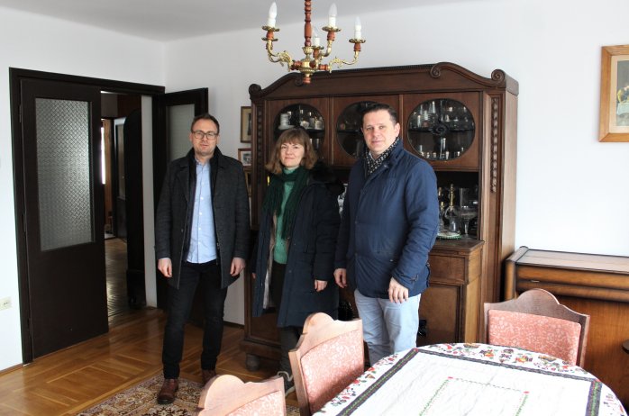 Burmistrz Tomasz Bujok wraz z Magdaleną i Piotrem Bielskimi