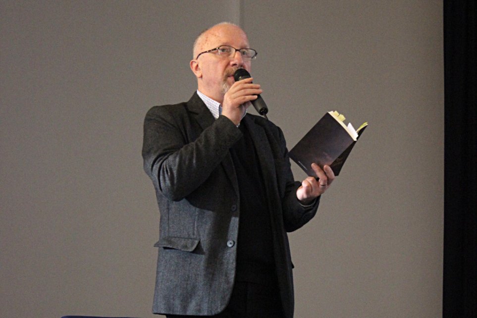 Zbigniew Machej podczas wykładu w wiślańskiej biblitece