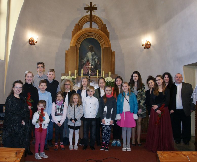 Uczniowie SOM w kościele w Istebnej