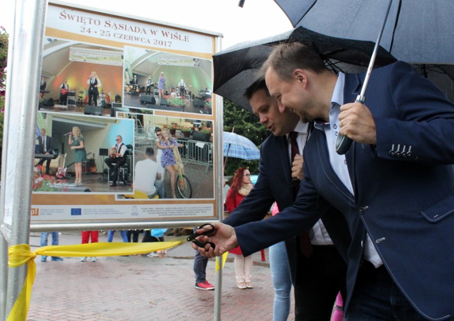 Burmistrzowie Wisły i jabłonkowa przecinają wstęgę i otwierają wystawę