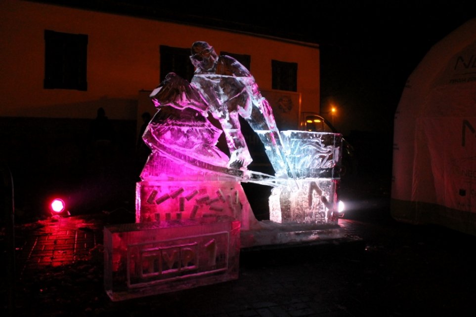 Rzeźba skoczka z lodu