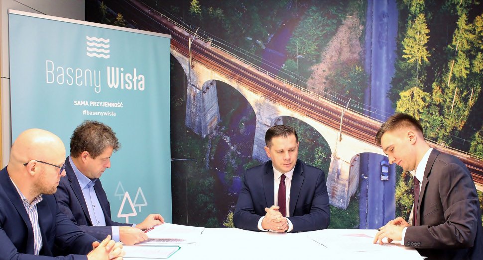 Podpisanie umowy z wykonawcą basenów w Wiśle - fot. Łukasz Bielski
