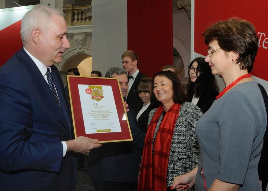 Dyrektor ZSGH Beata Iwaniuk odbiera dyplom za wysokie miejsce szkoły w rankingu