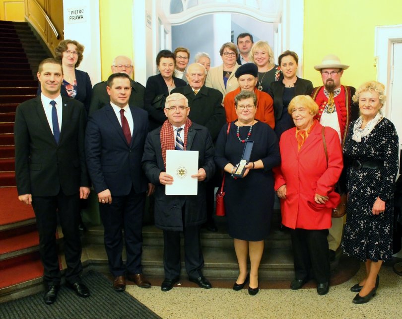 Laureatka Srebrenj Cieszynianki Danuta Szczypka w otoczeniu swoich najbliższych i przedstawicieli Gminy Wisła