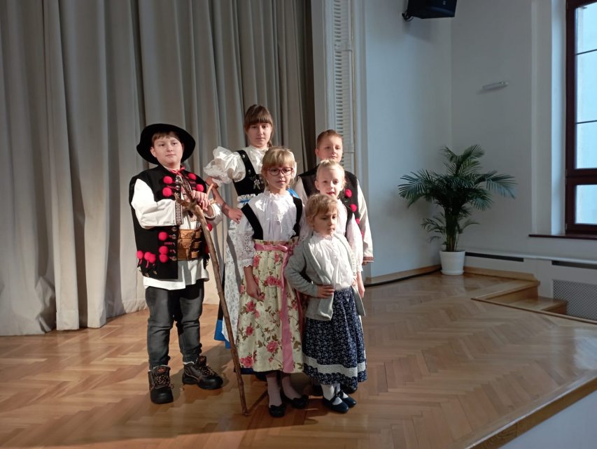Dzieci z Wisły Malinki uczestniczące w konkursie gwarowym