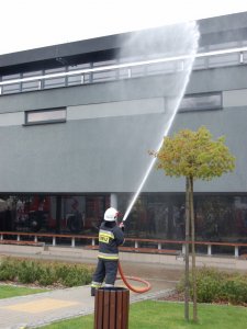 Strażak "gasi pożar" podczas ćwiczeń