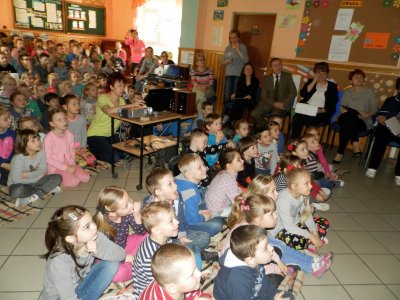 Dzieci podczas apelu z okazji Dnia Ziemi