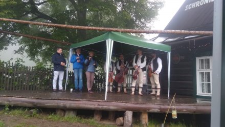 Burmistrz Tomasz Bujok i starosta Jan Konečný na scenie wraz z kapelą BezMiana