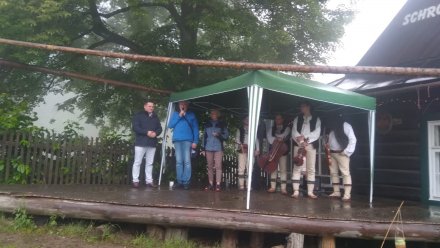 Burmistrz Tomasz Bujok i starosta Jan Konečný na scenie wraz z kapelą BezMiana