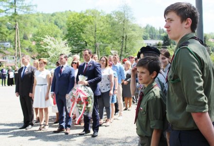 Harcerze i delegacje podczas obchodów