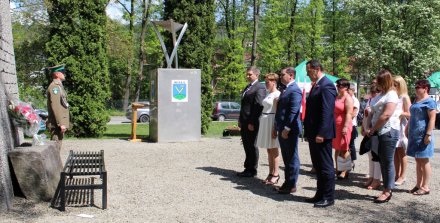 Złożenie kwiatów pod pomnikiem