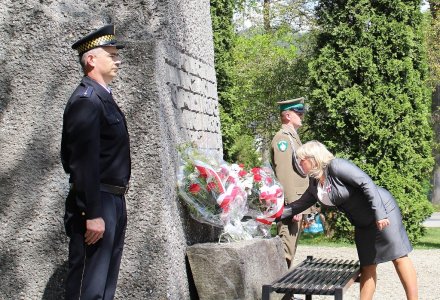 Złożenie kwiatów pod pomnikiem