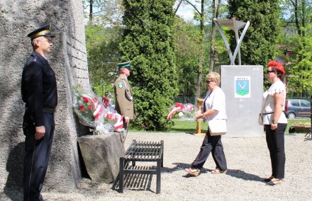Złożenie kwiatów pod pomnikiem