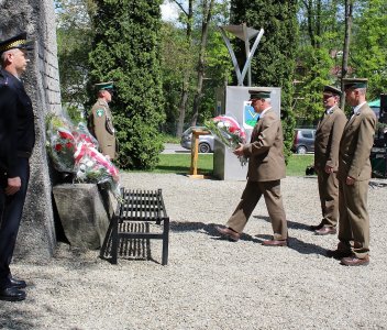 Złożenie kwiatów pod pomnikiem