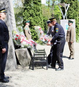 Złożenie kwiatów pod pomnikiem