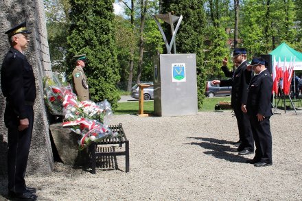 Złożenie kwiatów pod pomnikiem