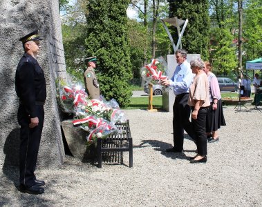 Złożenie kwiatów pod pomnikiem