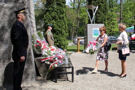 Złożenie kwiatów pod pomnikiem