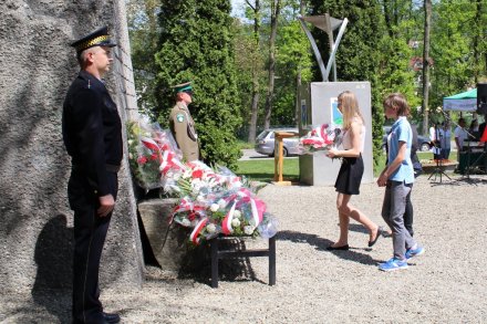 Złożenie kwiatów pod pomnikiem