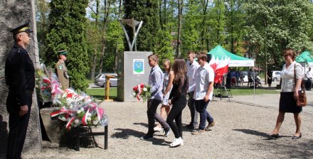 Złożenie kwiatów pod pomnikiem