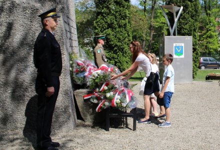 Złożenie kwiatów pod pomnikiem