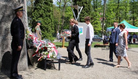 Złożenie kwiatów pod pomnikiem