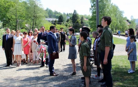 Burmistrz odbiera meldunek harcerzy