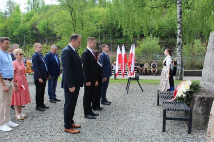 Złożenie kwiatów pod Pomnikiem Poległym i Walczącym o Polskość i Wolność Ojczyzny