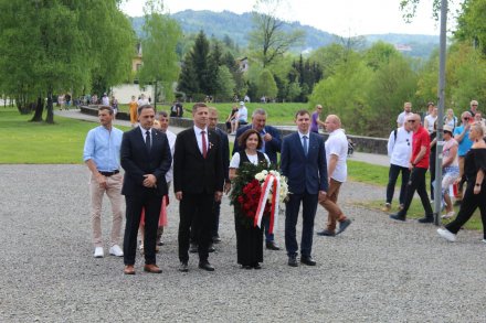 Złożenie kwiatów pod Pomnikiem Poległym i Walczącym o Polskość i Wolność Ojczyzny