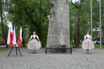 Złożenie kwiatów pod Pomnikiem Poległym i Walczącym o Polskość i Wolność Ojczyzny