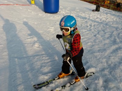 Młody narciarz w akcji