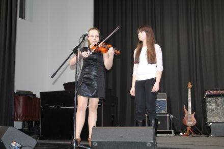 Izabela Podżorska i Natalia Kobyłecka śpiewają góralską piosenkę dedykowaną Grażynie Łobaszewskiej