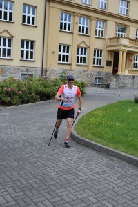 Janusz Podżorski zmierza na metę biegu