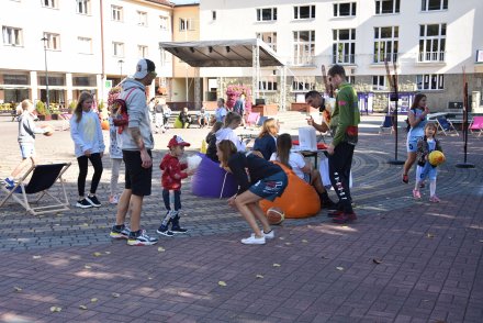 Gry i zabawy koszykarskie.