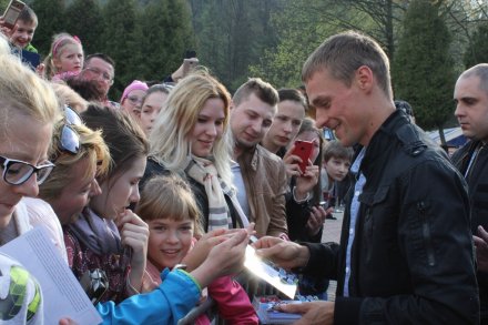 Piotr Żyła rozdaje autografy na placu Hoffa