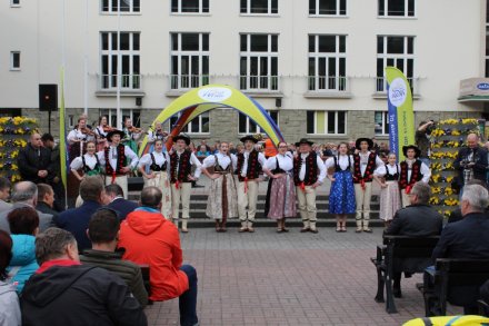 Zespół "Wisła" tańczy na placu Hoffa przed ceremonią odsłonięcia tablicy