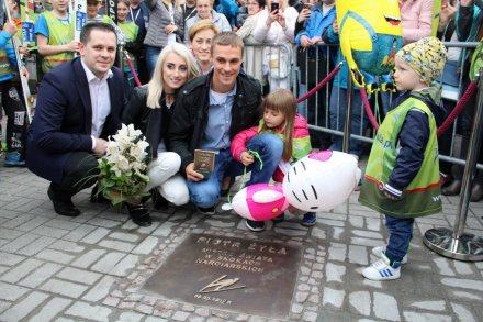 Pamiatkowe zdjęcie rodziny Piotra Żyły z burmistrzem i jego żoną