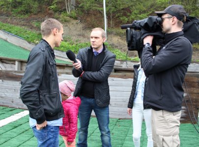 Piotr Żyła udziela wywiadu mediom